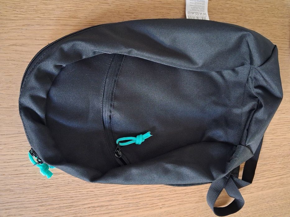 Mały czarny plecak turystyczny. Nowy
