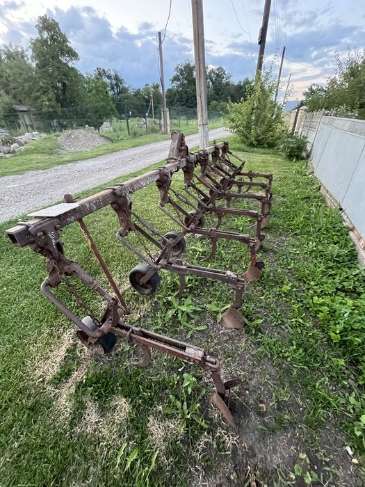 Трактор ЮМЗ 6 з прицепом, культиватором і марком