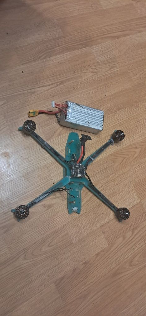 Дрон FPV квадрокоптер