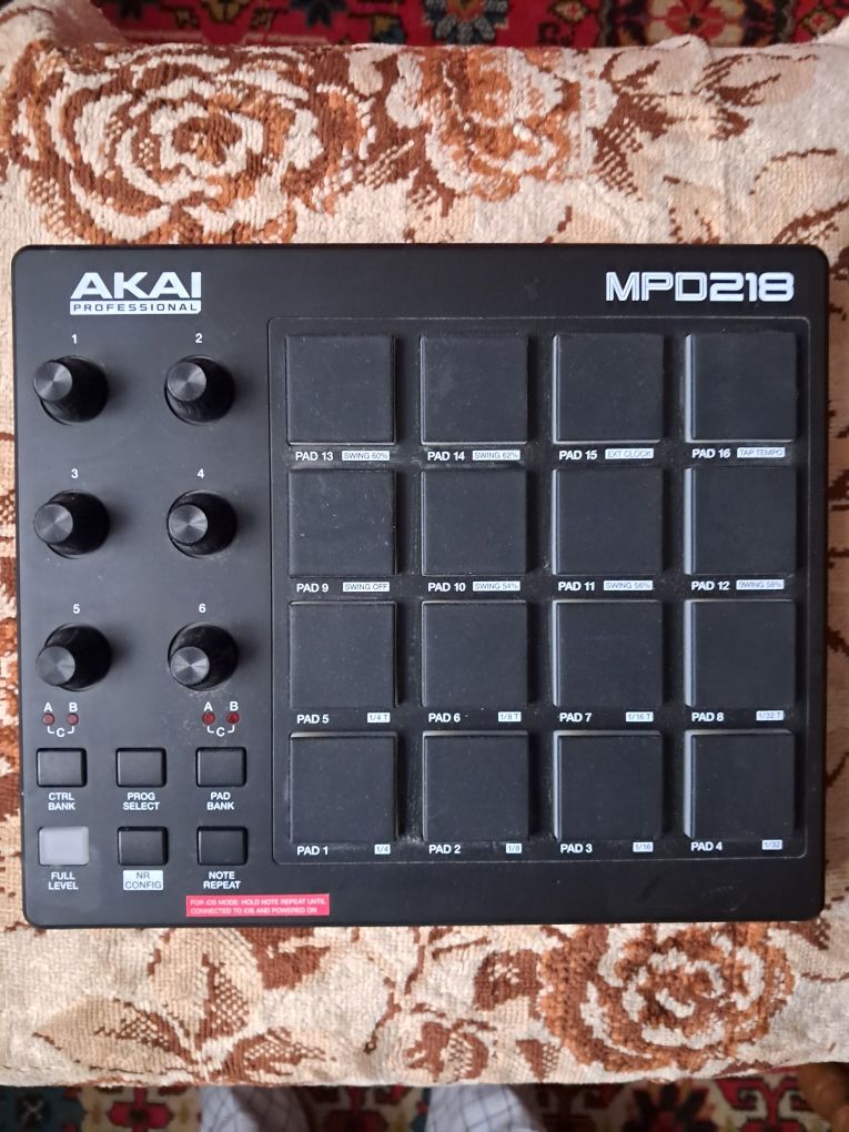 DJ контроллер AKAI MPD218