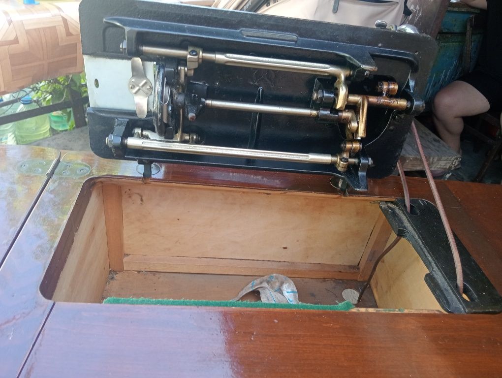 Продам швейну ножну машинку випуску 1988 року самовивоз !