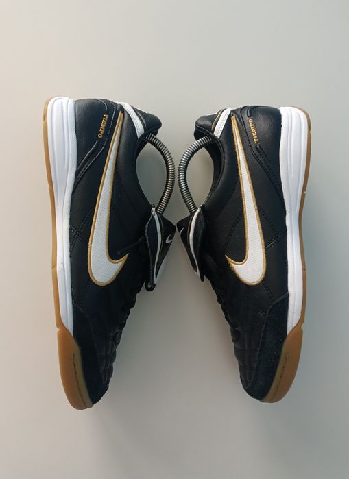 Buty piłkarskie halówki Nike Tiempo mystic 2010
