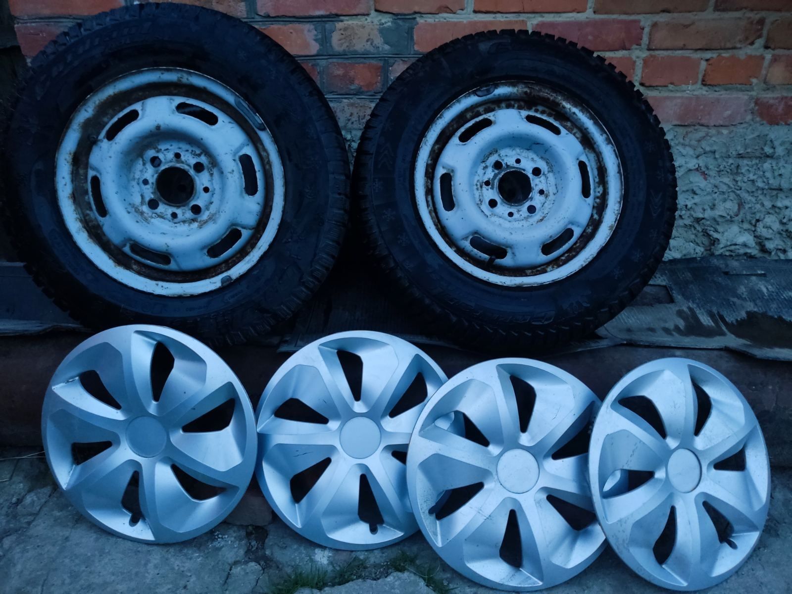 Гума 175/70 R13 4 колеса+4 ковпака і 16 болтів