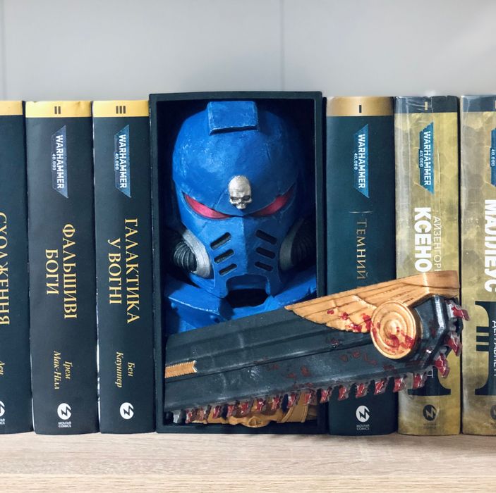 BookNook Spacemarine підставка для книг Warhammer бук нук ultramarine