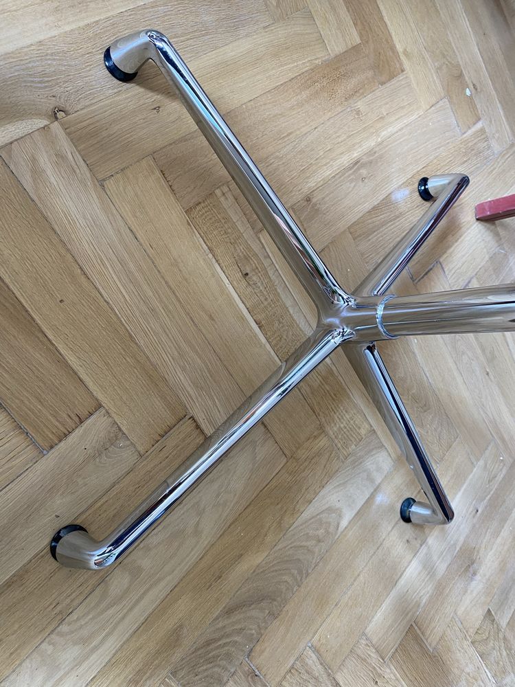 Okrągły stół Ray & Charles Eames dla Vitra
