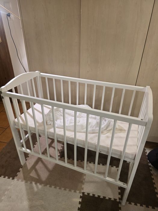 Drewniana biała dostawka