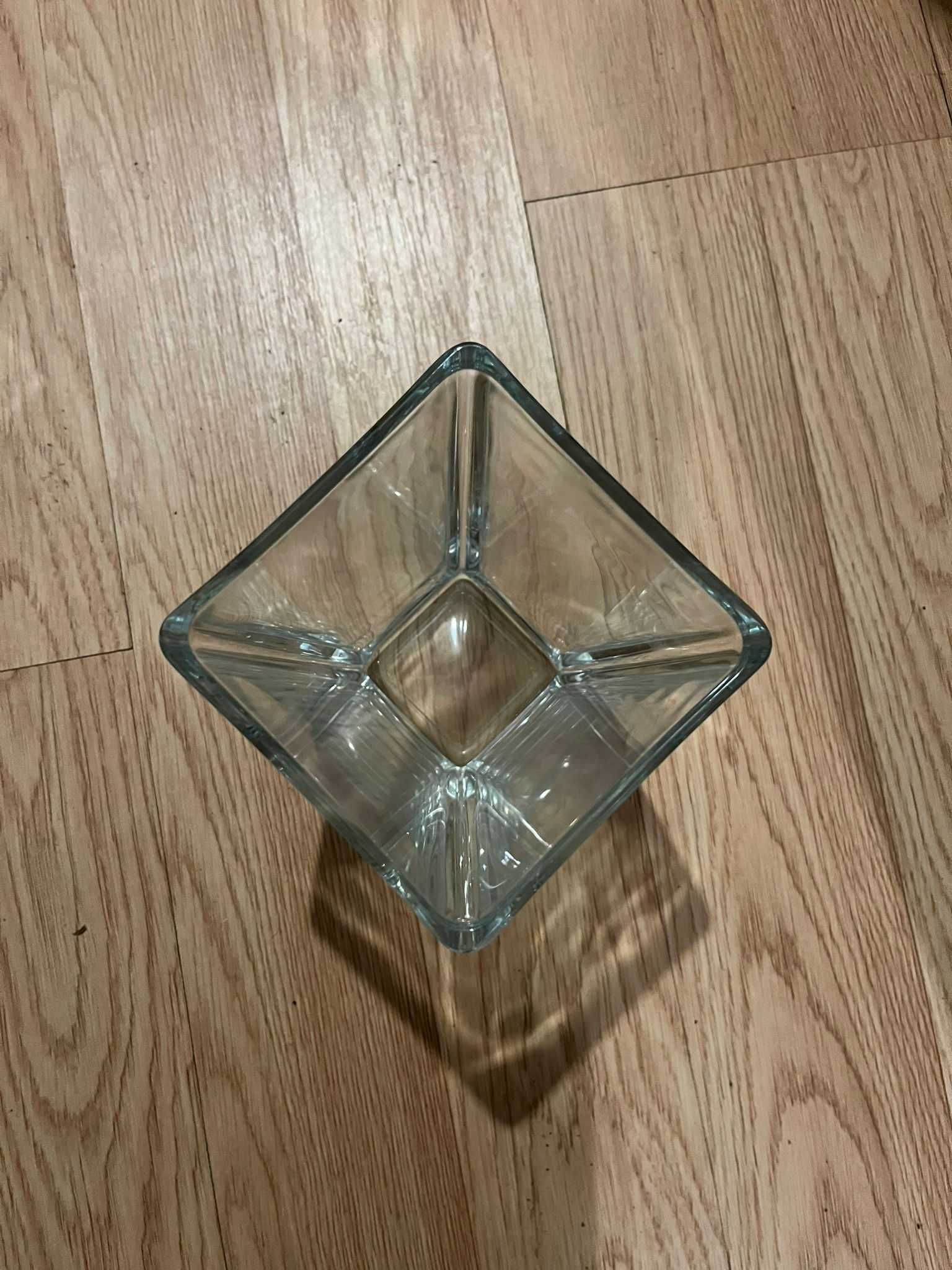 Szklany kwadratowy wazon