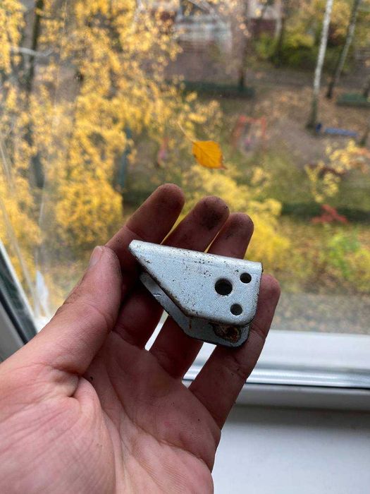 Кронштейн крепления приёмной трубы к КПП ВАЗ-2101