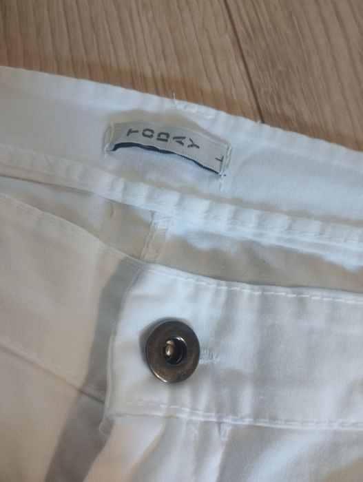 Białe dżinsy z dziurami na kolanach, rozmiar L