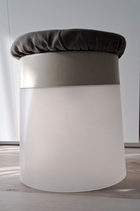 Świetny stołek pufa nastrojowa lampa w jednym