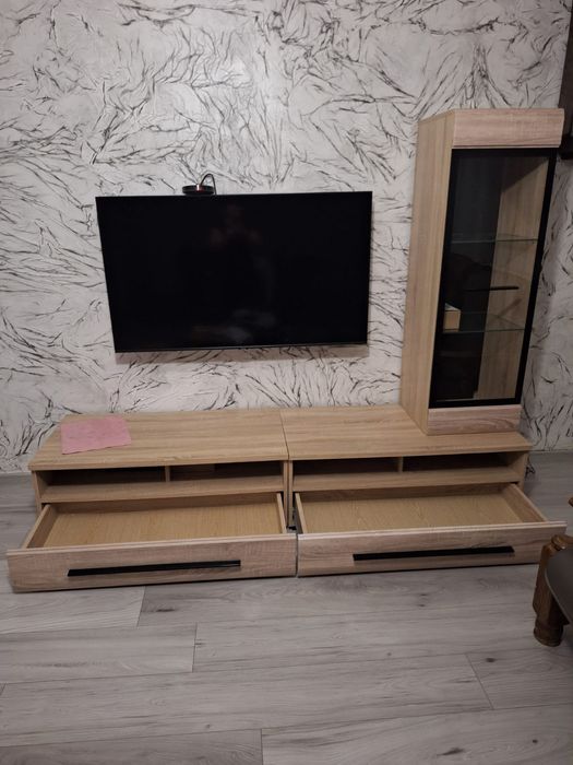 Szafka pod telewizor i witryna