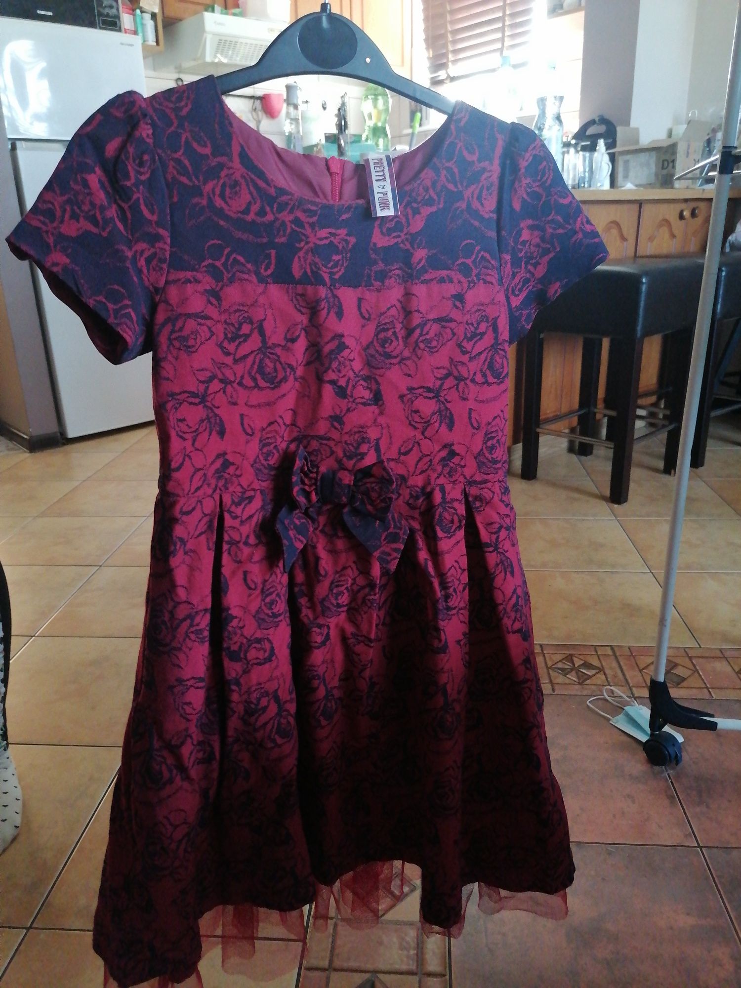 Piękna sukienka Dunnes Stores z tłoczonym wzorem rozm 9l. 134/140