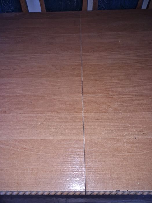 Solidny, masywny zestaw: stół rozkładany + 6 krzeseł.