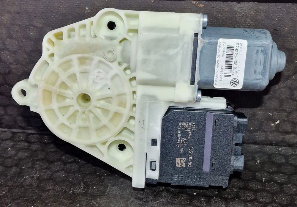 SILNICZEK SZYBY PRAWY TYŁ 3C0959794 3C0959704 VW PASSAT B7