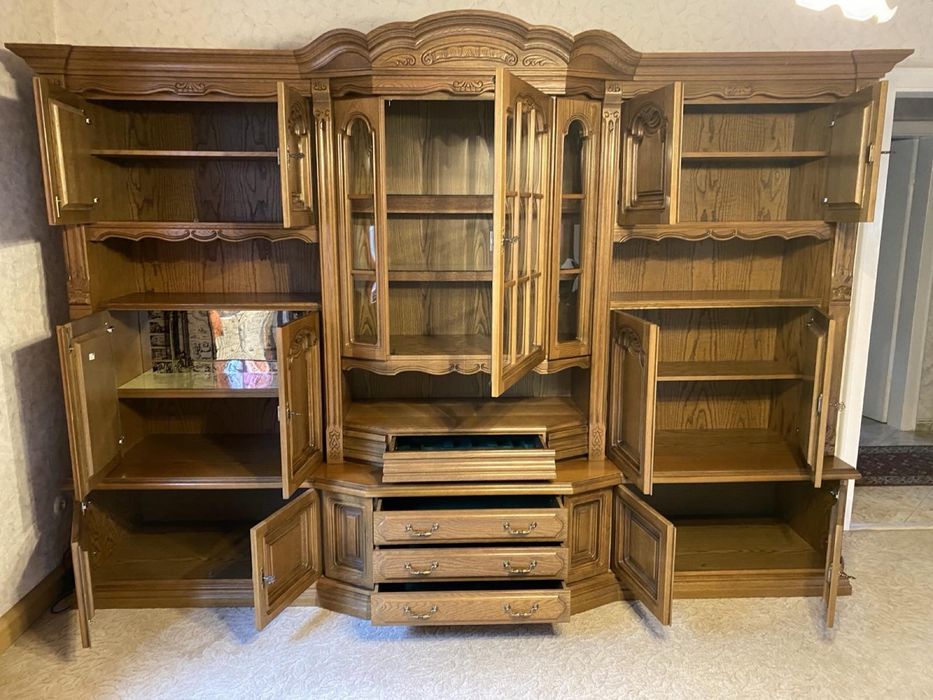 Дубова стінка у вітальню