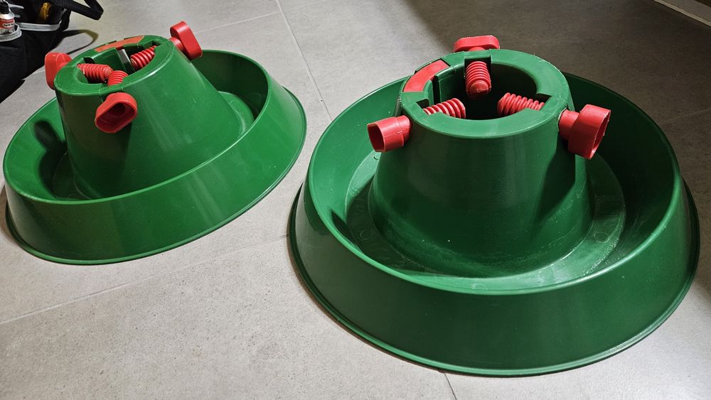 Zielony plastikowy stojak na choinkę z tacą na wodę .