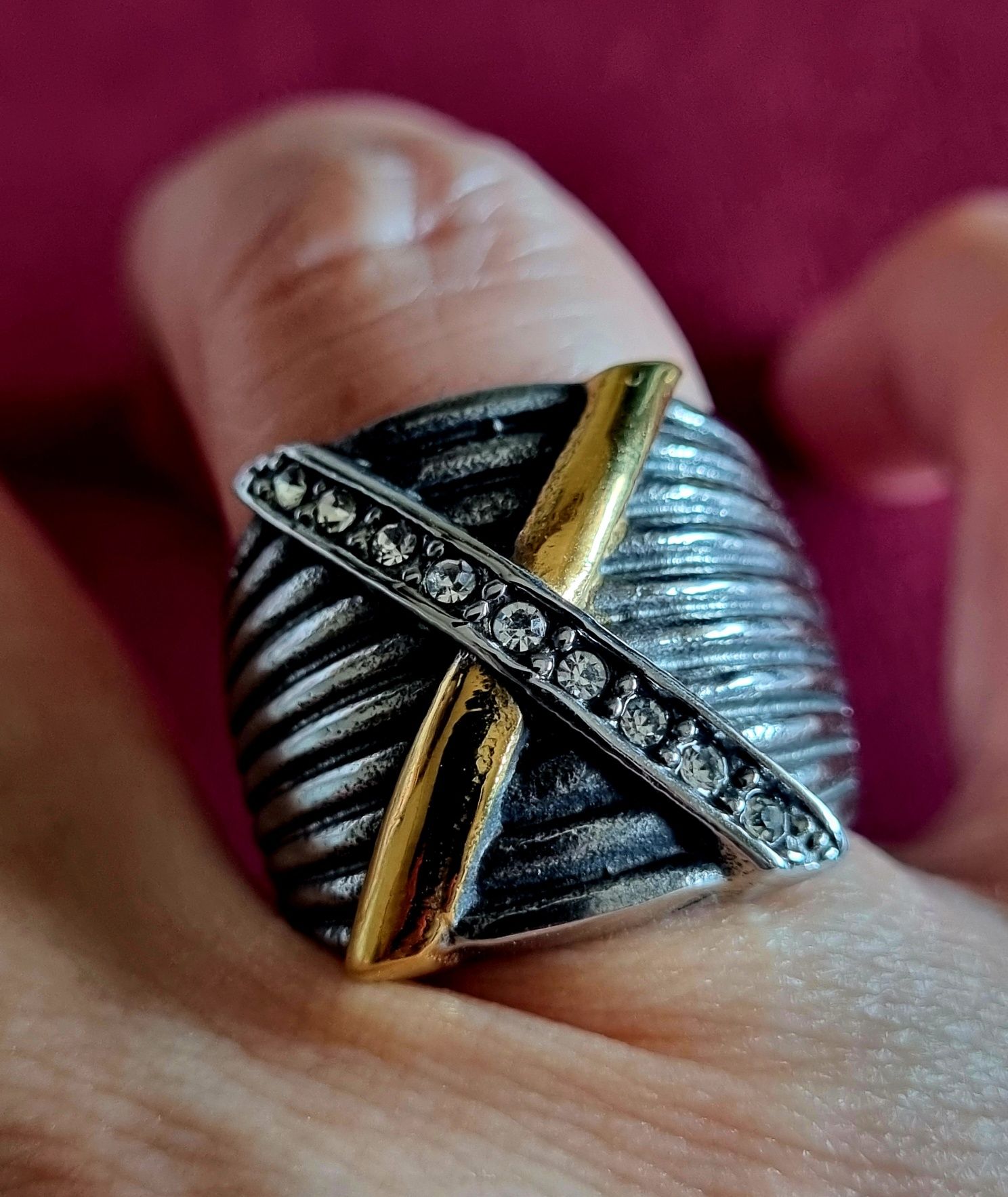 Anel prateado, em aço, com X dourado e com zirconias. T17/18