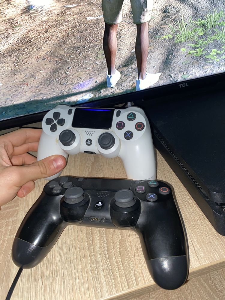 Playstation 4 slim 1tb и два геймпада