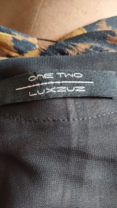 Sukienka asymetryczna w panterkę regulowana do figury