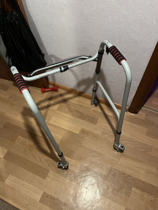 Ходунки для людей похилого віку або людей які мають інвалідність