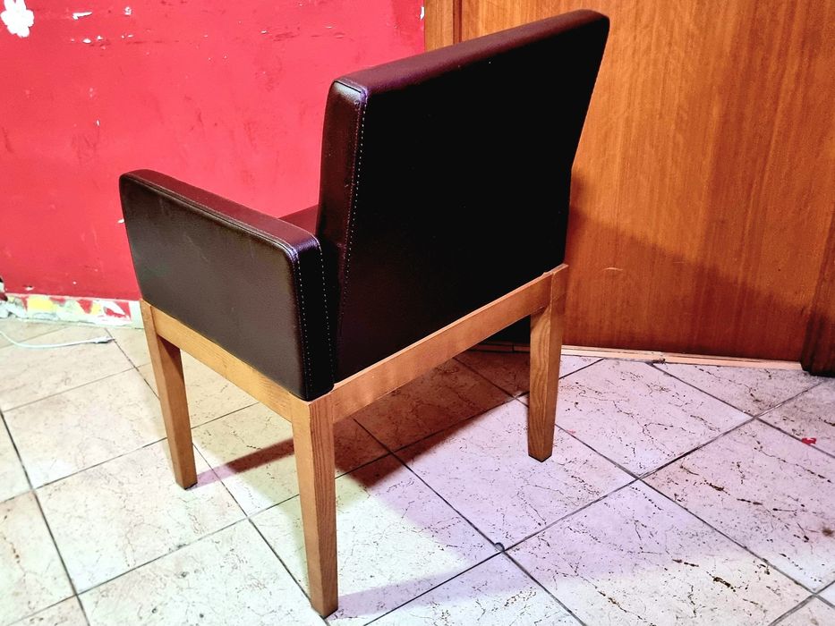 Cadeira Acolchoada com apoio de braços - problemas estruturais