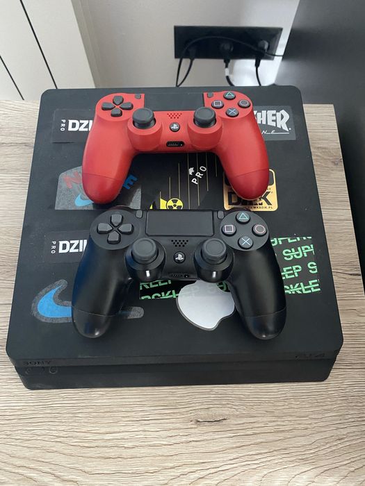 Ps4 slim + 2 pady + 4 gry