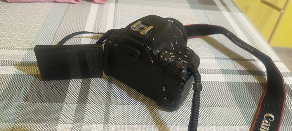 Lustrzanka Canon EOS 250D Stan Bardzo dobry!