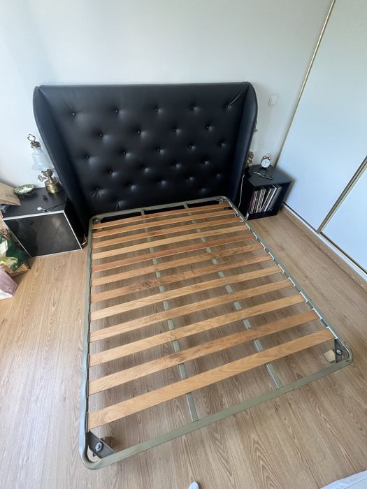 Cabeceira em Capitone + Estrado com patas + duas Mesas de cabeceira