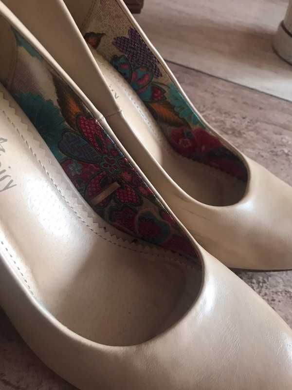 Beżowe buty na obcasie Jenny Fairy