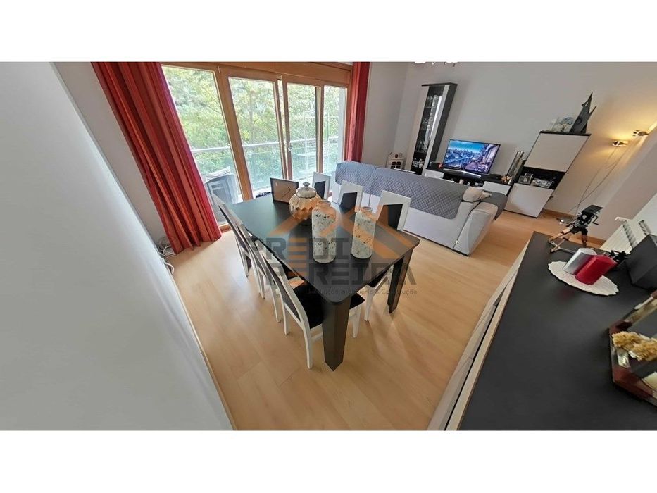 Apartamento T3 com varanda e parqueamento para duas viaturas, Urban...