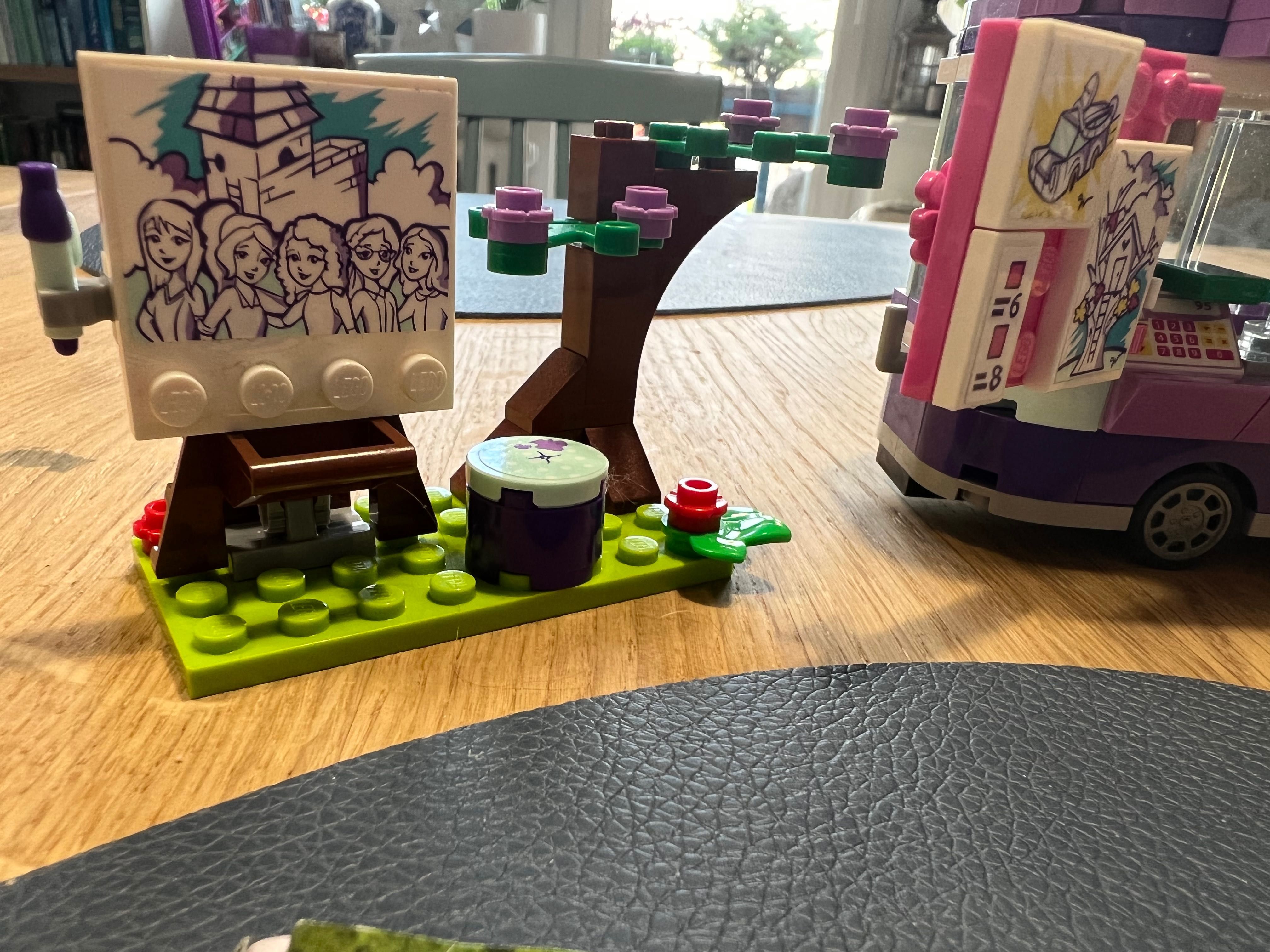 Klocki LEGO Friends Stoisko z rysunkami Emmy 41332 zestaw