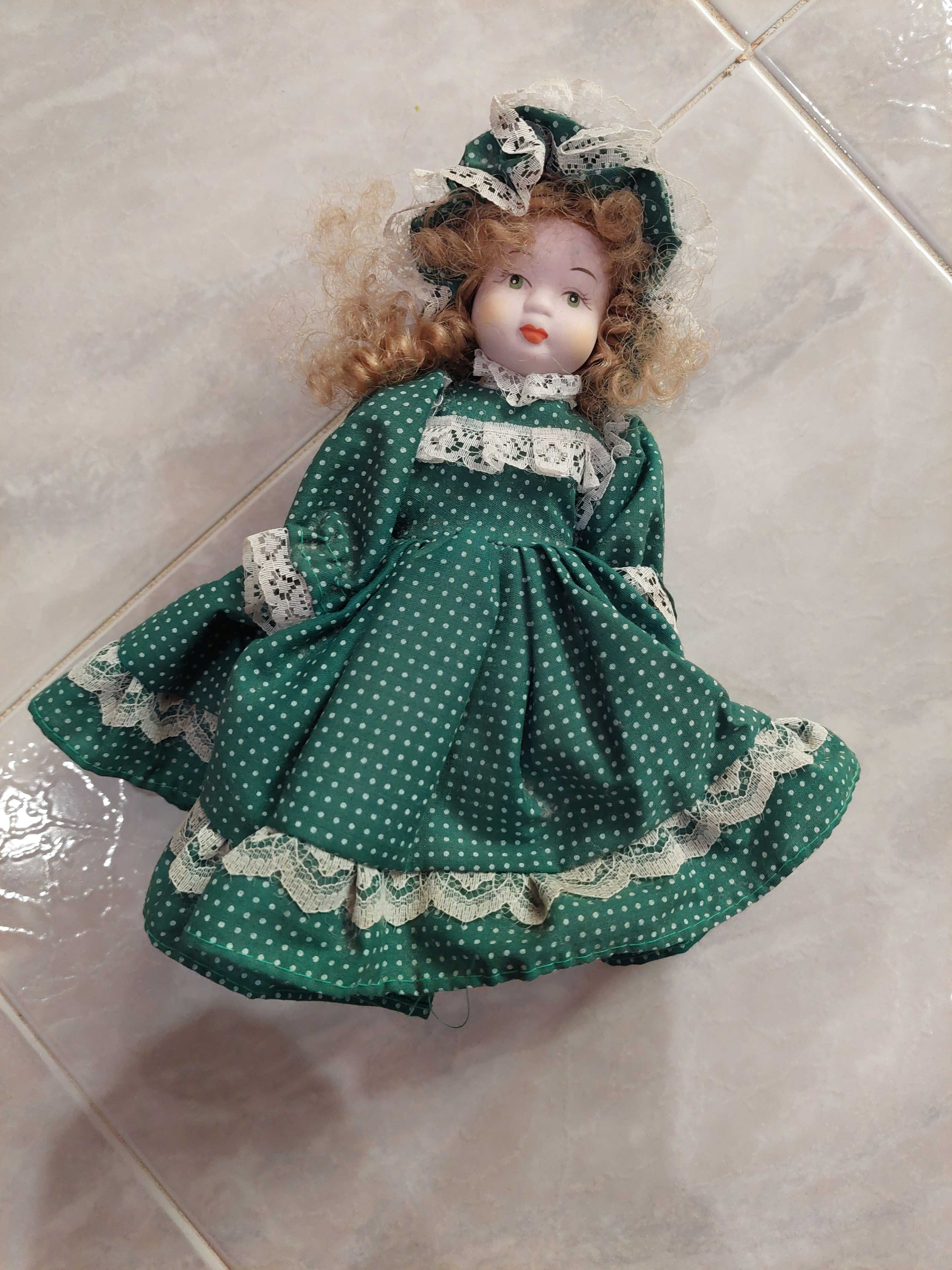 pequena boneca porcelana