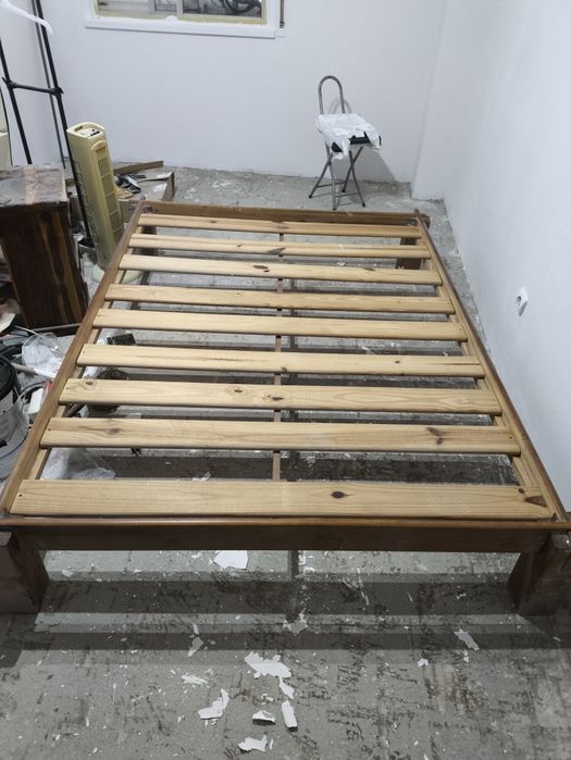 Cama de casal em madeira maciça