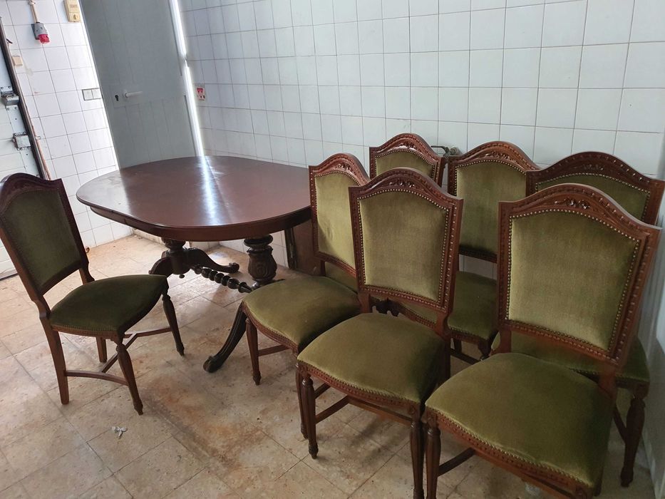 Mesa de sala oval extensível e respetivas cadeiras