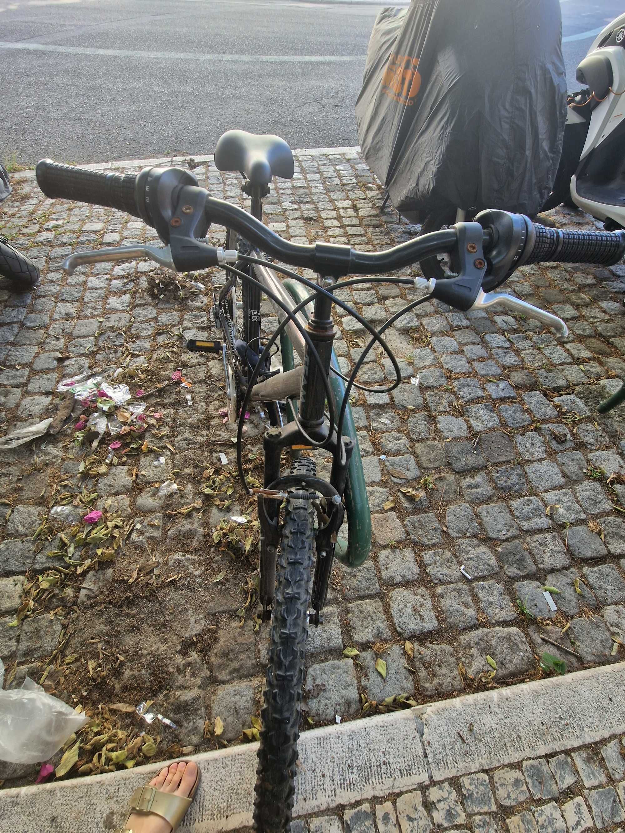 Bicicleta de cidade com bloqueio e capa - a recuperar em Lisboa