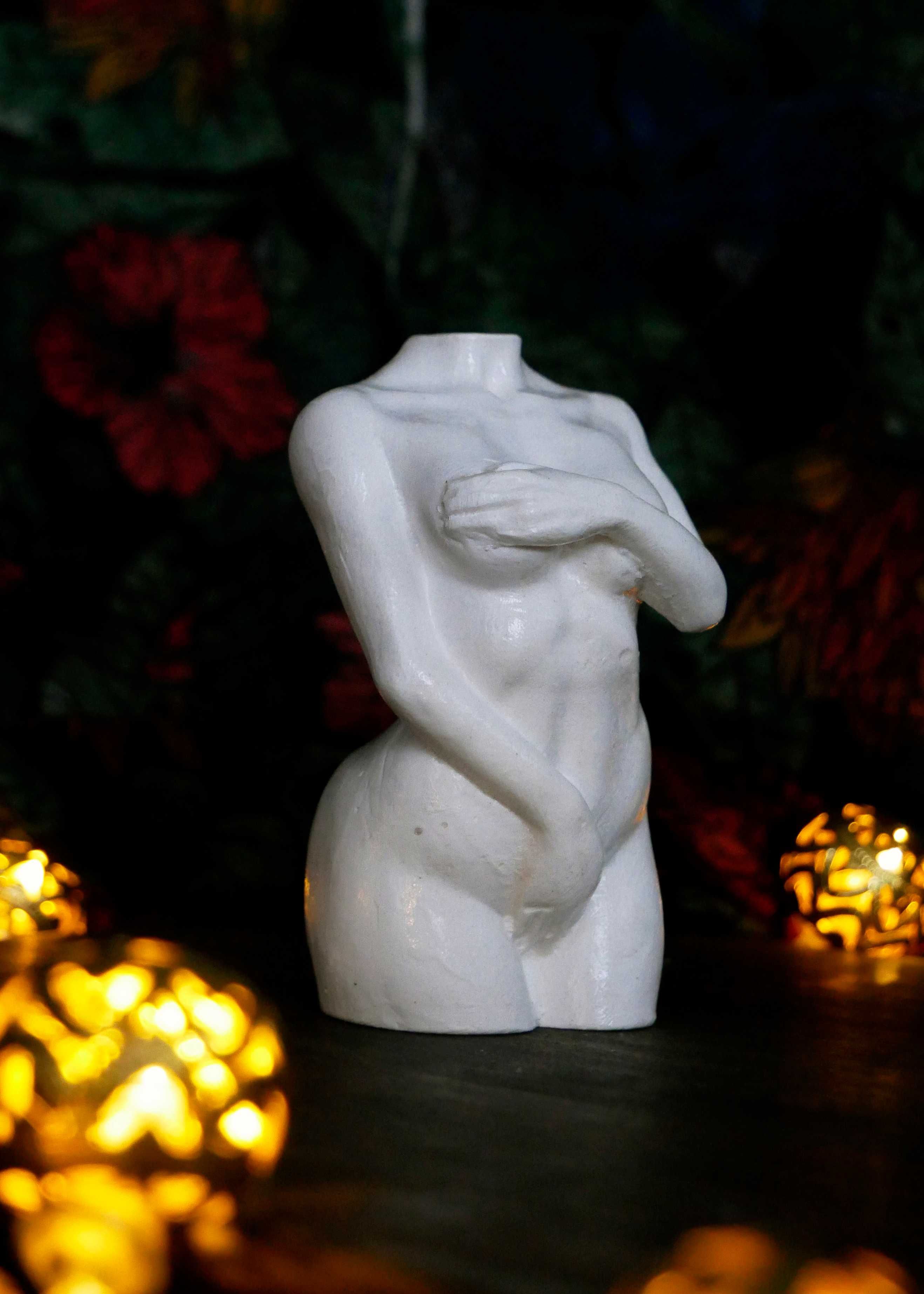 Rzeźba z gipsu, figurka kobiety w bieli, wys. 8,5 cm