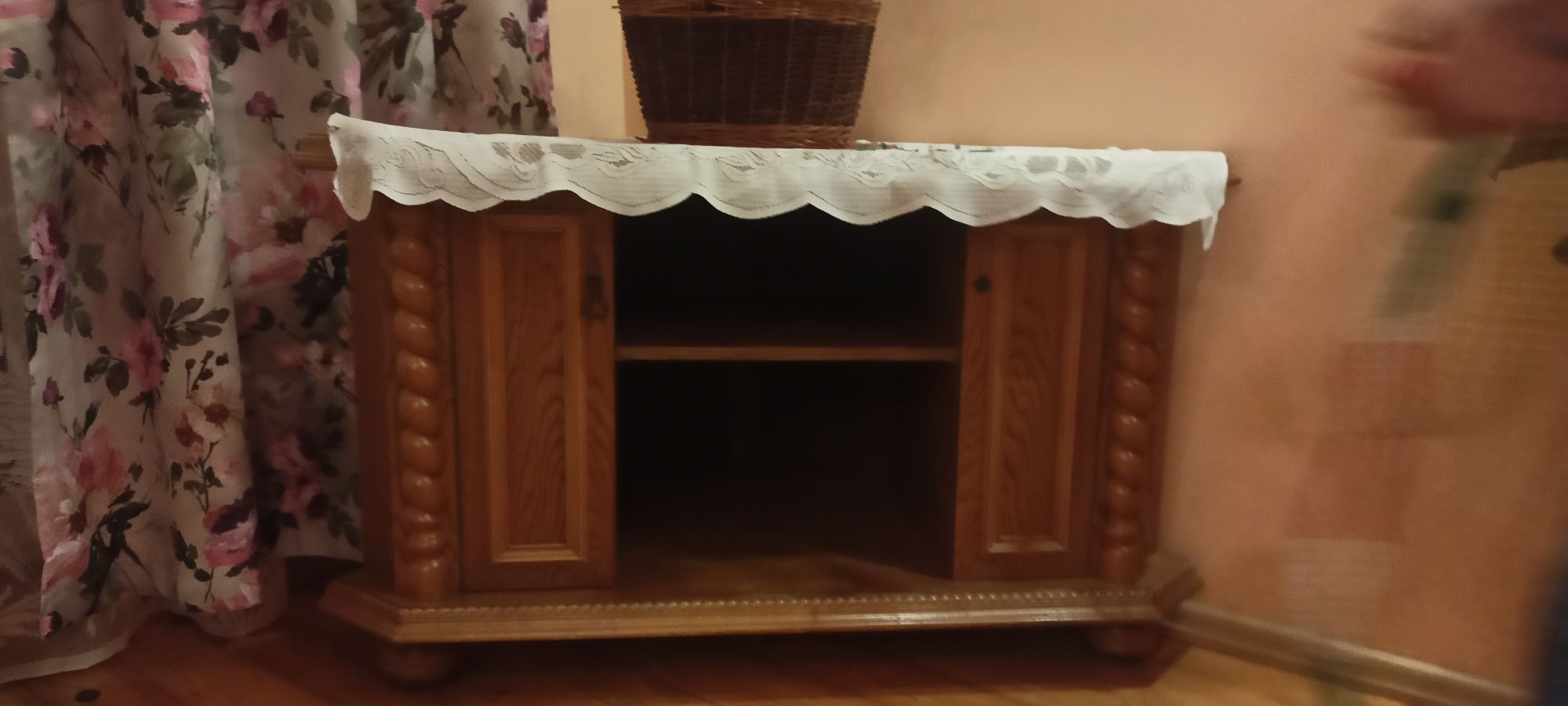 Narożna komoda z witryną i szafka pod telewizor