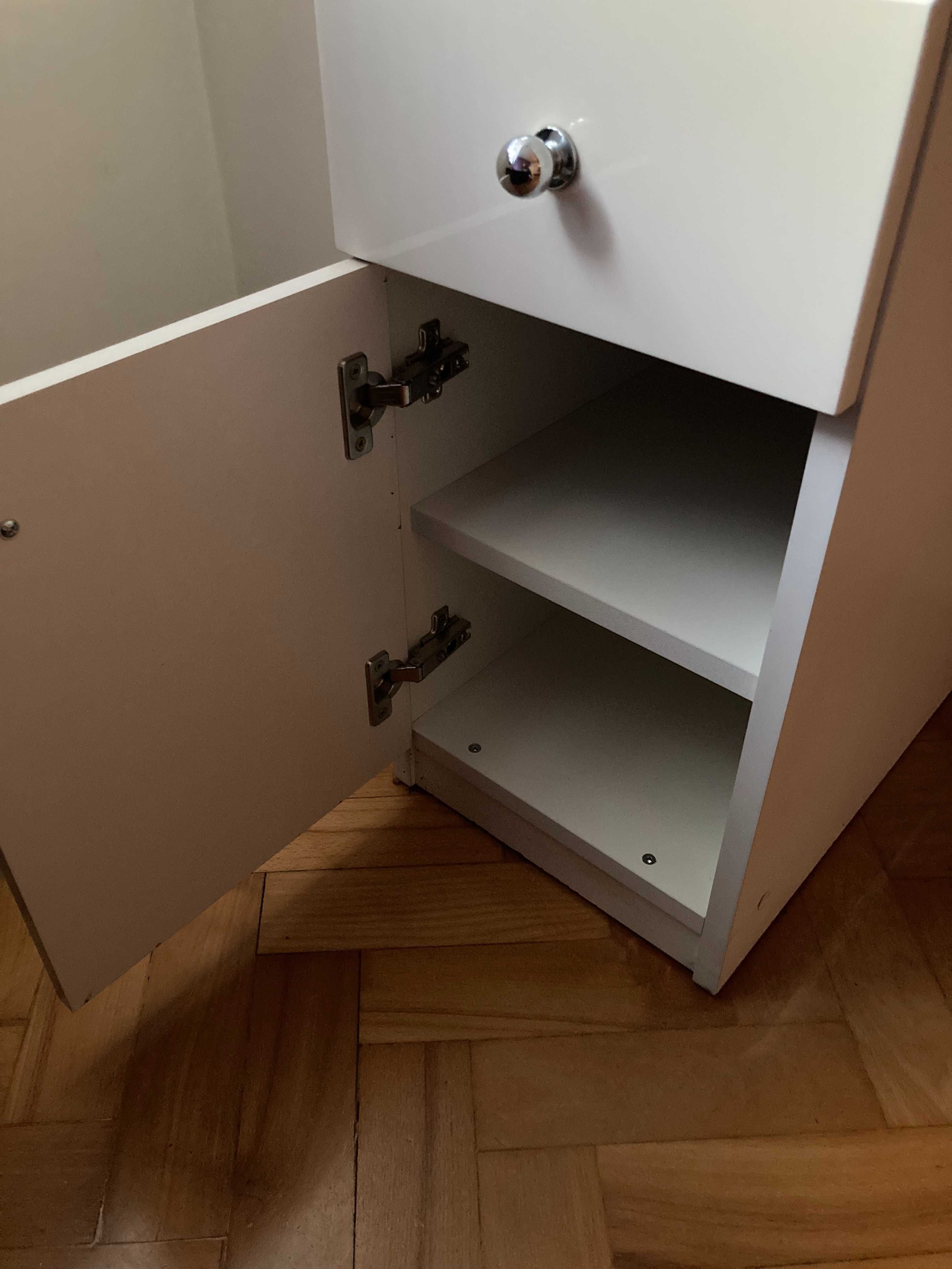 Białe biurko z szufladami i szafką na wysoki połysk