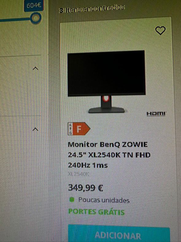 Desktop gaming com dois ecras 240 hrz e 70 hrz
