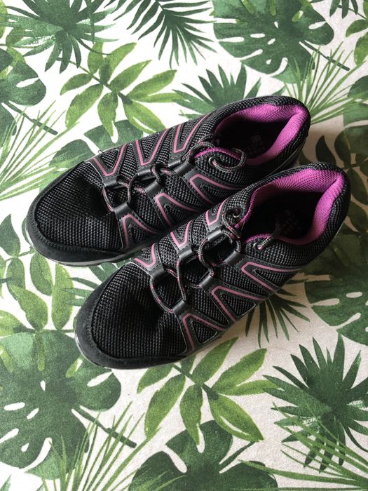 Ténis de cor preta e lilás