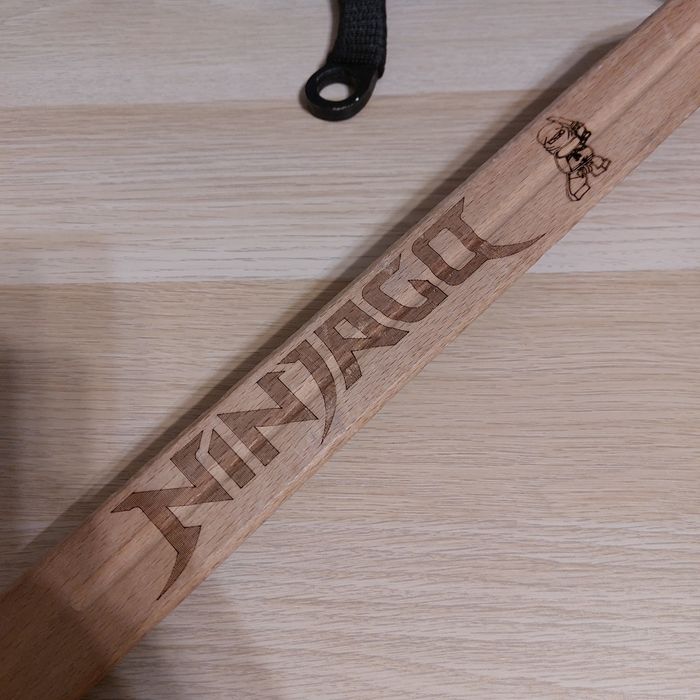 Ножі з дерева, рубанок, меч