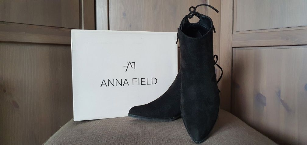Botki Anna Field