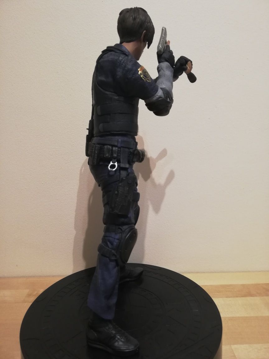 FIGURKA resident evil 2 leon s. kennedy