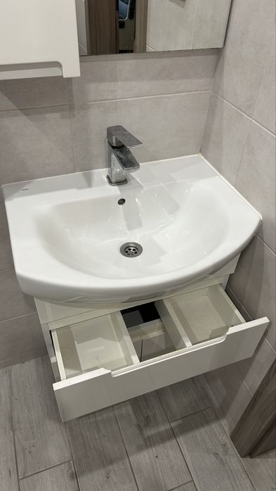 Продается комплек умывальник с тумбой и шкафчиком ванную