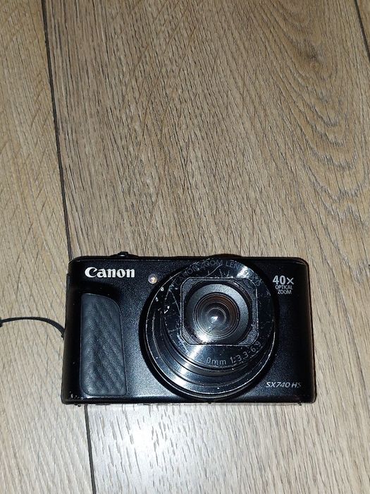 Canon SX740 HS..