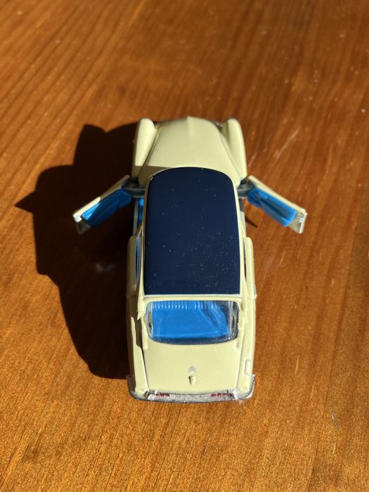 Carro de coleção Citroen DS 19 1/32