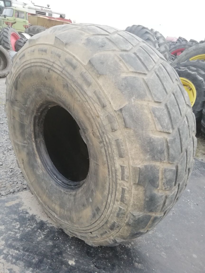 Opona 24R20.5 XS Michelin z uszkodzoną stopką, rantem