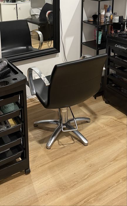 Dwa fotele fryzjerskie Maletti włoskie , czarne i podnóżek