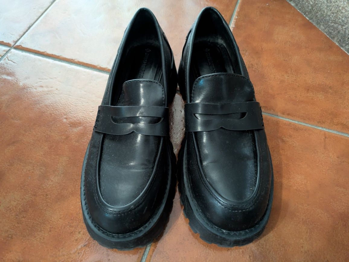 Sapatos mocassins pretos da Stradivarius 39