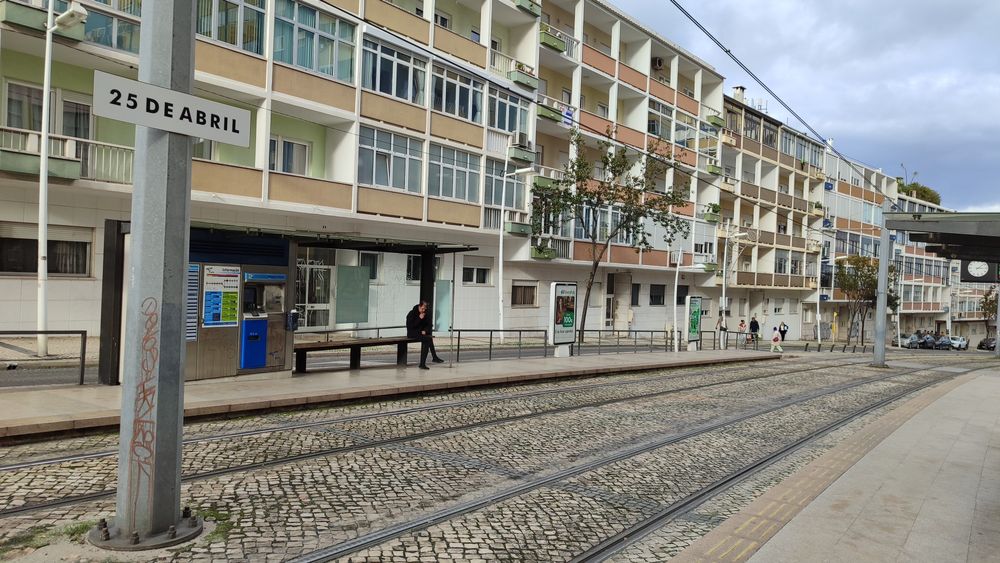 Quarto Almada centro, com WC privativo. Junto ao Metro